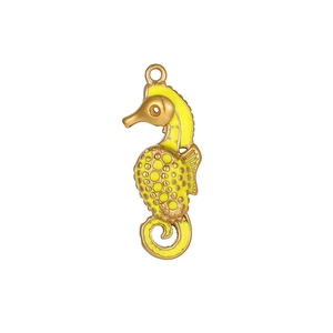 Détail macro d'un pendentif hippocampe plaqué or avec émail jaune vif pour bijoux DIY