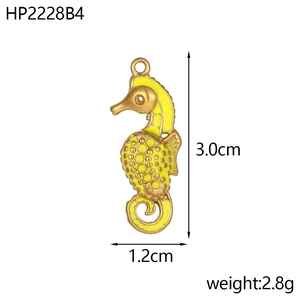 Pendentif hippocampe doré avec émail jaune, dimensions de taille 3,0 cm par 1,2 cm