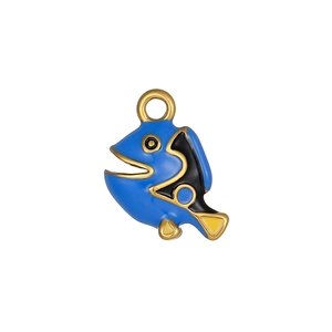 Détail d'un pendentif poisson en émail bleu avec plaquage doré pour colliers et bracelets