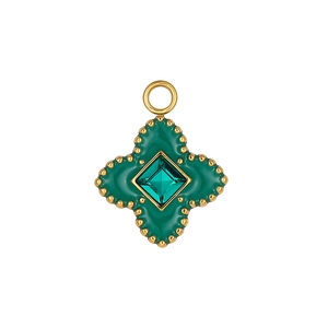 Détail d'un pendentif trèfle à quatre feuilles en émail vert avec perles dorées
