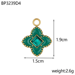 Pendentif trèfle à quatre feuilles en émail vert avec pierre carrée et bord doré