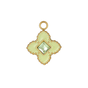 Macro détaillée d'un pendentif trèfle vert avec bordure perlée dorée et pierre carrée
