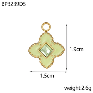 Détail d'un pendentif trèfle vert plaqué or avec dimensions 1,9 cm x 1,5 cm