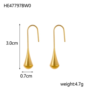 Makro-Detail der 18K vergoldeten Tropfenohrringe mit 3,0 cm Höhe und 0,7 cm Breite