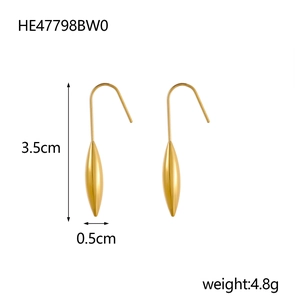 Details der 18K vergoldeten Tropfenohrringe mit Maßen von 3.5cm Höhe und 4.8g Eigengewicht