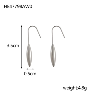 Detailansicht der silbernen Wassertropfen-Ohrringe mit Maßen 3,5 cm x 0,5 cm