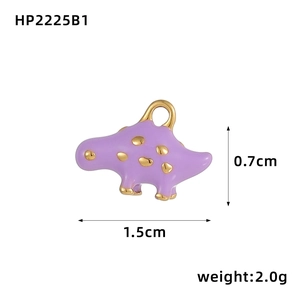 Vue macro d'un pendentif dinosaure en émail violet de 1,5cm de large et 0,7cm de haut