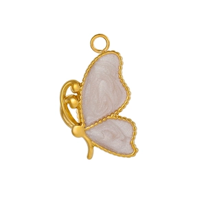 Makroaufnahme von Schmetterlingsanhänger mit goldenem Perlenrand und rosa Emaille