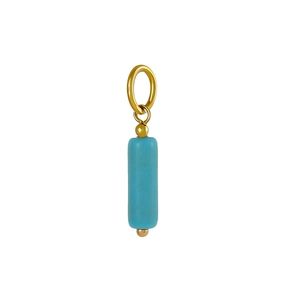 Détail d'un pendentif bijoux DIY avec pierre turquoise et billes dorées sur fond blanc