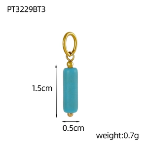 Vue macro d'un pendentif en pierre naturelle bleue de 1,5 cm avec calotte dorée