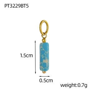 Vue détaillée d'un pendentif cylindrique en pierre bleue de 1,5 cm avec fermoir doré