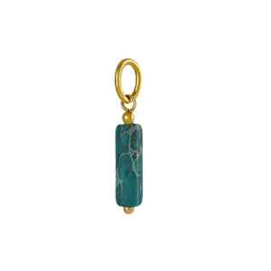 Vue détaillée du pendentif cylindre en turquoise verte avec grand crochet doré