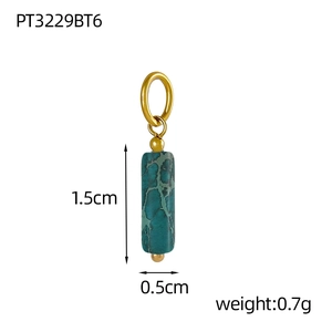 Détail macro du pendentif cylindre turquoise avec embouts dorés et mesures