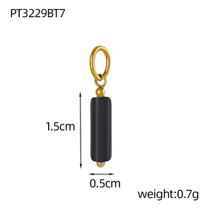 Détail macro d'un pendentif cylindre noir mat avec anneau doré montrant la taille de 1,5cm