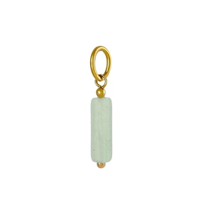Vue détaillée d'un pendentif en pierre naturelle vert clair avec fermoir doré