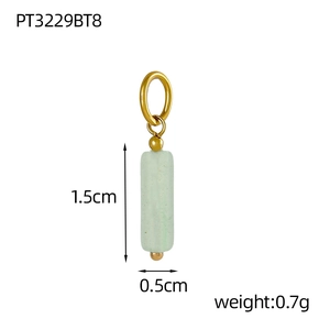 Détail d'un pendentif en pierre vert clair de 1,5 cm x 0,5 cm avec un anneau doré