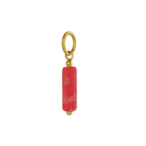 Détail macro du pendentif cylindrique en pierre naturelle rouge avec fermoir doré