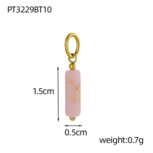 Mesure détaillée du pendentif rectangulaire en pierre naturelle rose avec perles dorées