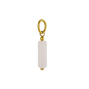 Détail du pendentif cylindre en pierre naturelle blanche avec anneau doré élégant