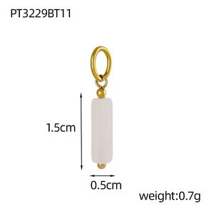Détail macro du pendentif cylindre en pierre blanche avec boucle dorée de 1,5 cm
