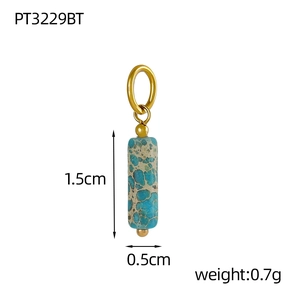 Détail d'un pendentif cylindrique en turquoise de 1,5 cm avec fermoir en métal doré