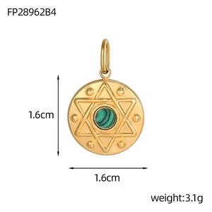 Detailed macro view showing the 1.6cm diameter and 3.1g weight of the gold star pendant