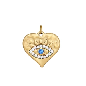 Détail macro du pendentif coeur doré avec oeil maléfique bleu et zircons étincelants