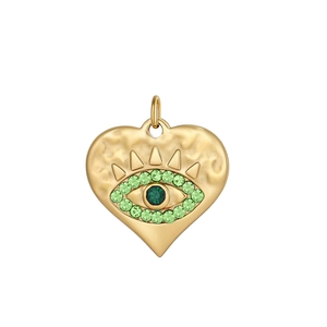 Vue détaillée du pendentif cœur œil protecteur avec cristaux verts et fini doré martelé