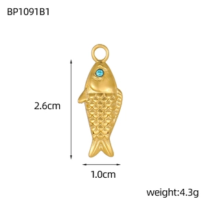 Gouden zeemeermin hanger met blauwe edelsteen en schubbenstructuur 2,6 cm x 1,0 cm
