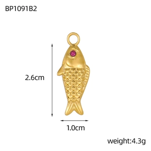 Gouden zeemeermin vis hanger met roze kristallen oog en afmetingen van 2,6 cm