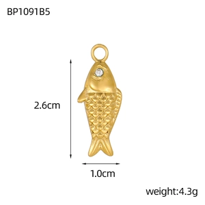 Gouden vis hanger detail met witte strass oog en fijne schubben textuur afmetingen