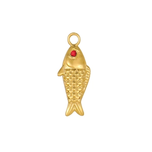 Detail van een gouden vis hanger met gegraveerde schubben en een rode edelstenen oog