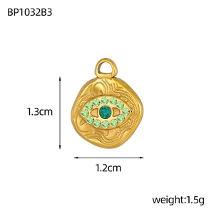 Vue macro détaillée montrant les dimensions de 1,3 cm du pendentif cœur mauvais œil