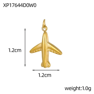Vista macro dettagliata del ciondolo aereo dorato con dimensioni precise di 1,2 cm