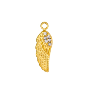 Gros plan du pendentif aile de plume dorée avec zircons micro-incrustés et détails texturés