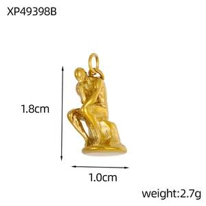 Dettaglio del ciondolo scultura Pensatore dorato con altezza 1,8 cm e peso di 2,7 g