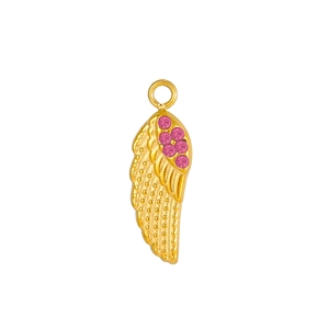 Détail d'un pendentif aile d'ange doré avec zircons roses et texture de plumes