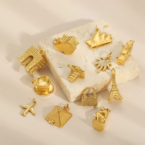 Set di 12 ciondoli vintage in acciaio inossidabile dorato con monumenti e simboli creativi