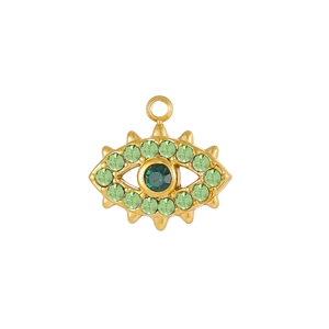 Détail macro du pendentif œil maléfique doré avec gemmes vertes et bord dentelé