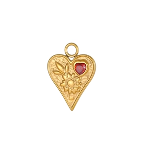 Pendentif cœur doré avec motif tournesol en relief et une pierre de zircon rouge brillant