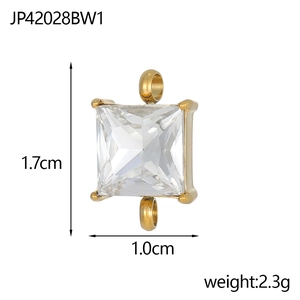 Detail eines quadratischen weißen Zirkonia-Anhängers mit Goldbeschichtung und Ösen