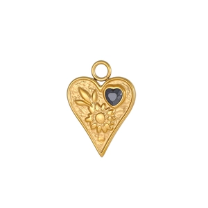 Pendentif cœur doré avec détails floraux en relief et un zircon noir en forme de cœur