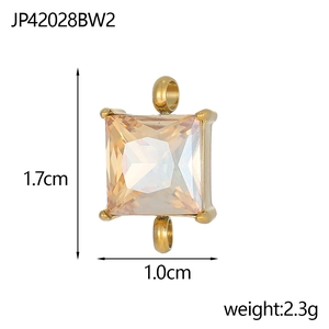 Detail eines champagnerfarbenen Zirkonia-Anhängers mit Goldfassung und Maßen