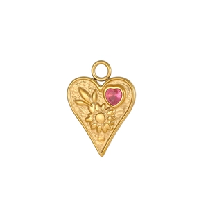 Détail du pendentif cœur doré vintage avec fleurs gaufrées et pierre rose incrustée