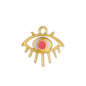 Détail d'un pendentif Mauvais Œil doré avec émail rose et cils métalliques polis