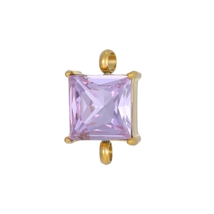 Makroaufnahme von lila Zirkonia-Verbinder mit vergoldeten Doppelringen für DIY-Schmuck