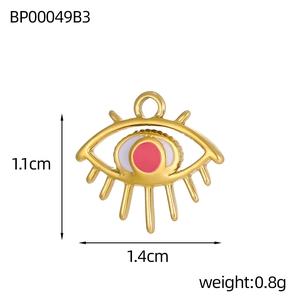 Détail du pendentif œil de protection doré avec centre rose, taille 1,4cm x 1,1cm