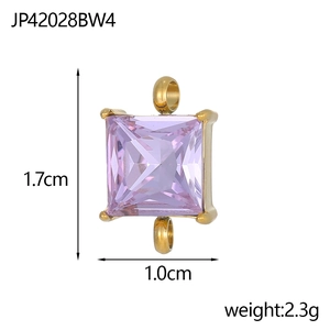 Detailansicht eines 1,7cm Lavendel-Zirkon-Anhängers mit goldener Vier-Krallen-Fassung