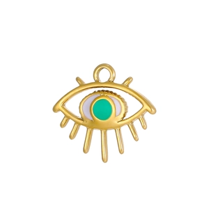 Détail d'un pendentif œil en acier titane avec émail vert et cils dorés rayonnants