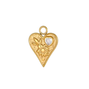 Détail du pendentif cœur doré avec gravure florale et pierre en zircone transparente